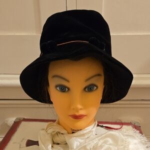 Adolfo II black velvet trimmed bucket hat 👒